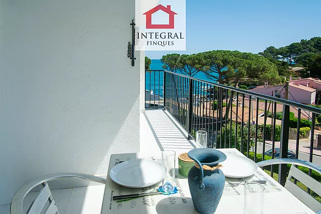 APARTMENT IN LA FOSCA WITH TERRACE, PARKING AND SIDE SEA VIEW