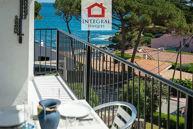 APARTMENT IN LA FOSCA WITH TERRACE, PARKING AND SIDE SEA VIEW